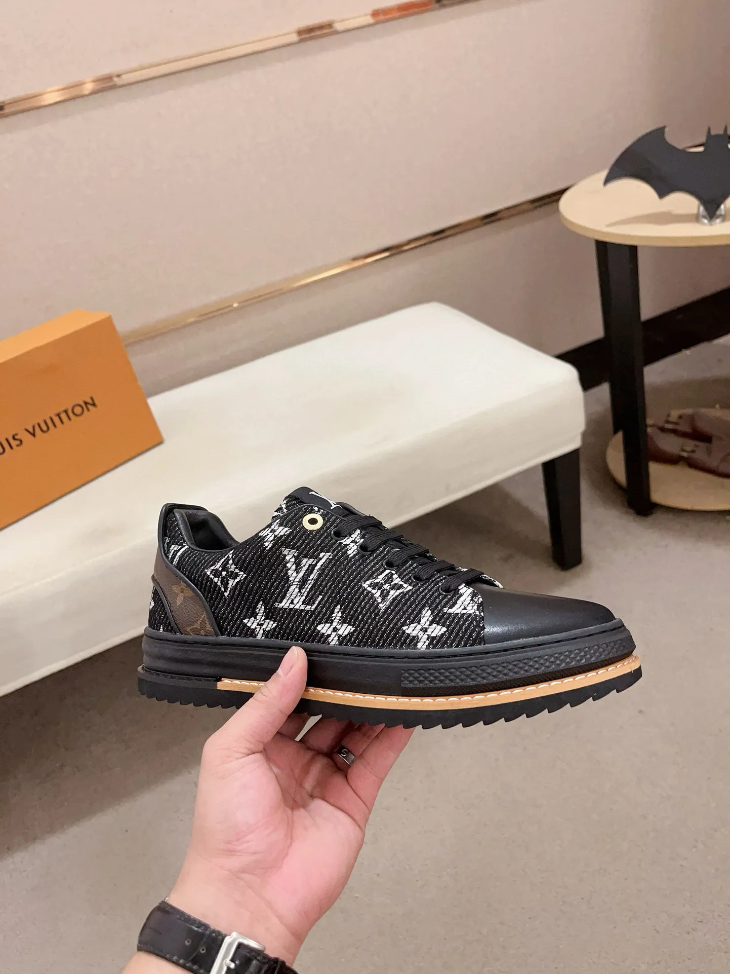 Men's shoes💰 400💰Louis Vuitton (Louis Vuitton/LV) top 🔍🔍 new models are on sale at the same time, the upper 🇮🇹 imported first-layer cowhide from Italy, fully imported sheepskin lining 💪💪, completely 1⃣️ to 1 ⃣️Re-engraved🇮🇹💪💪, ⚠Sole: The original sole is specially provided by the original factory, the exclusive movable molded sole is super comfortable, ⚠The original factory follows the order, 🔍🔍high quality, you can enter and exit the counter at will, welcome to compare⚠. Code number: 38-44. Can be customized for 45 non-refundable!